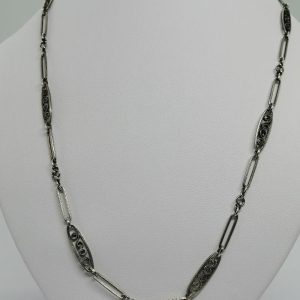 Collier argent, modèle maillon long ajouré, alterné de maillons forme olive filigrané.