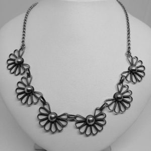 Collier argent demi-fleurs ajourées.