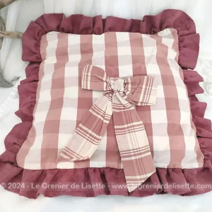 Adorable coussin carreaux bordeaux avec noeud