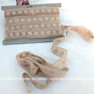 Superbe et long coupon dentelle fuseaux motifs petits carreaux