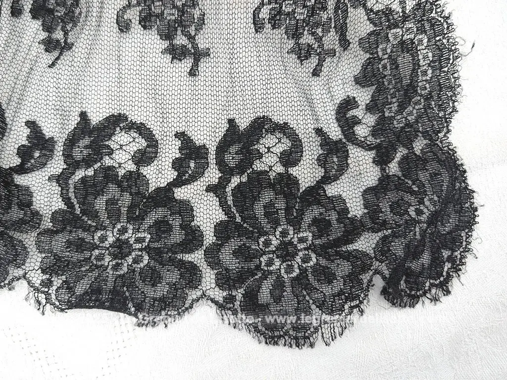 Belle étole rectangulaire dentelle noire décor fleurs – Image 3