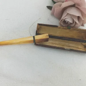 Porte-cigarette vintage bakélite corps carré et son étui en bois