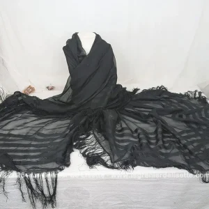 Grande étole carrée voile noir, rayures et franges