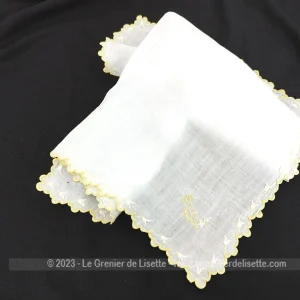 Mouchoir mariée monogramme E bordure brodée fil jaune