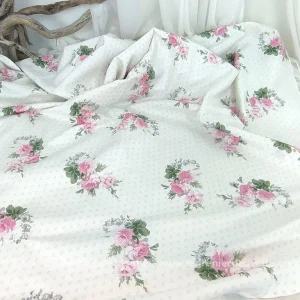 Originale nappe ronde fait main ivoire et bouquets fleurs roses