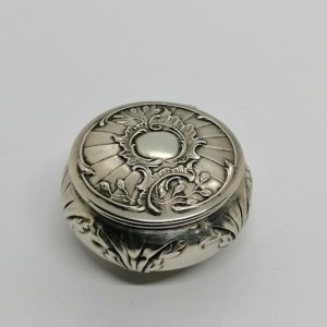 Boîte à pilules argent, avec décor rocaille et végétal, Art Nouveau vers 1900.