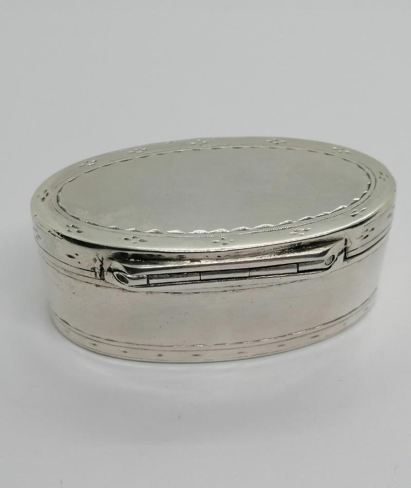 Boîte à pilules argent de forme ovale très sobre, Autriche 1806-1809. – Image 3