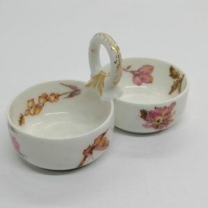 Salière en porcelaine fine, avec décor floral et papillon, fin 19ième siècle.