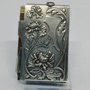 Carnet de bal, argent massif, et décor floral Art Nouveau, vers 1900, Paris.