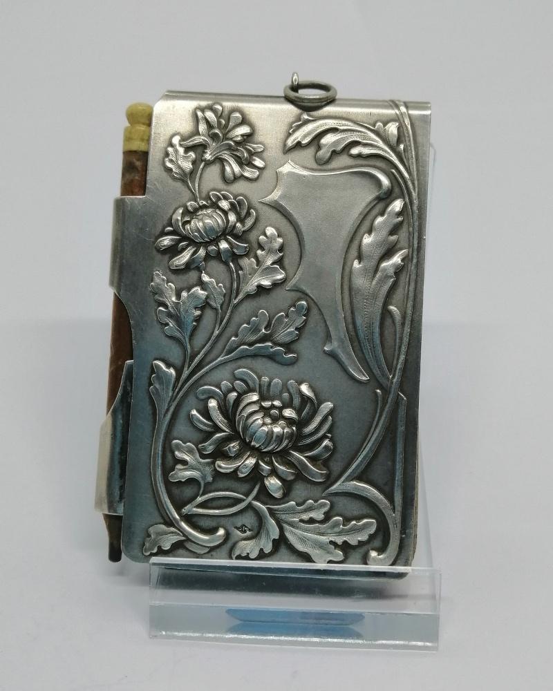 Carnet de bal, argent massif, et décor floral Art Nouveau, vers 1900, Paris.