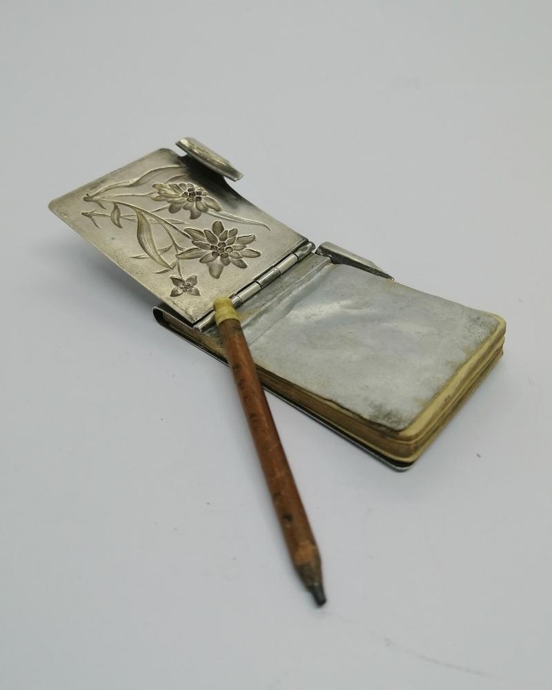 Carnet de bal, argent massif, et décor floral Art Nouveau, vers 1900, Paris. – Image 5