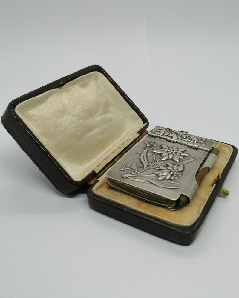 Carnet de bal, argent massif, et décor floral Art Nouveau, vers 1900, Paris. – Image 7