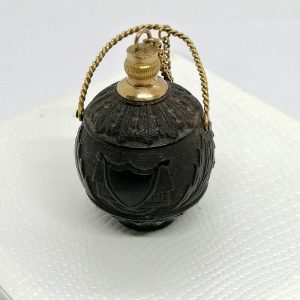 Poire à poudre miniature, noix sculptée, travail de bagnard ou marin, d&rsquo;époque 1819, monture en or, rare.