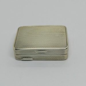 Boîte à pilules argent massif de forme rectangulaire et entièrement guillochée, Franz Scheurle, Allemagne., 1930.