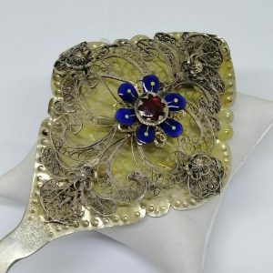 Epingle à cheveux, argent filigrané, émail, fin XVIII ième siècle.
