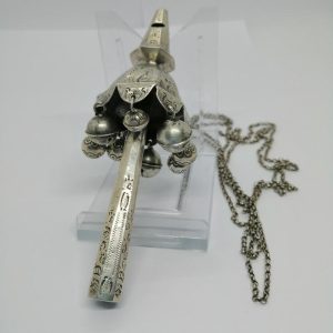 Hochet bébé à manche, entièrement en argent massif et décoré de gravures, Hollandais, 1830-60.