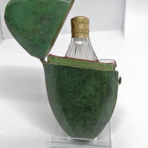Flacon à sels ou de pâmoison, cristal et or, et son écrin en galuchat, vers 1809.