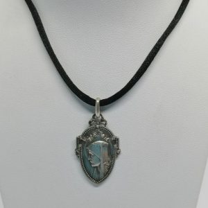 Pendentif argent, médaille de la Vierge, signée Becker, vers 1900.