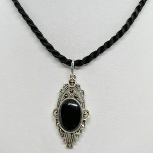 Pendentif argent, de forme structuré, pavage marcasites, au centre un cabochon d&rsquo;onyx, Art Déco.