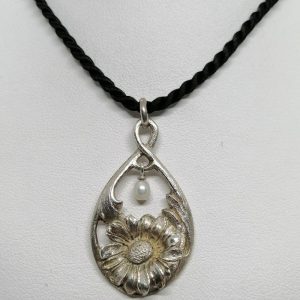Pendentif argent, motif de marguerite en relief et perle en pampille, Art Nouveau, Pforzheim.