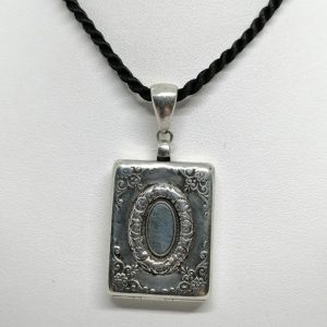 Pendentif argent, rectangulaire, porte-photo avec décor floral et cartouche, Art Nouveau.
