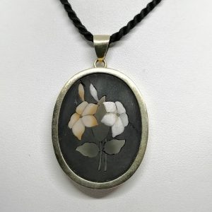 Pendentif argent, vermeil, avec marqueterie en pierre dure, motif de fleurs.