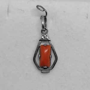 Pendentif argent avec cabochon de corail.