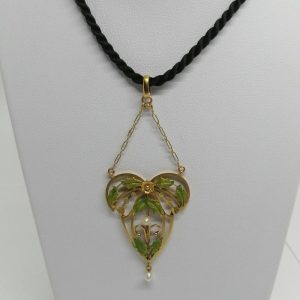 Pendentif en or jaune, forme typique de l&rsquo;Art Nouveau, émaillé et perles fines, 1900.