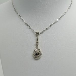 Pendentif et sa chaîne, or gris, avec pendant ajouré et pavé de diamants, Art Déco vers 1925.