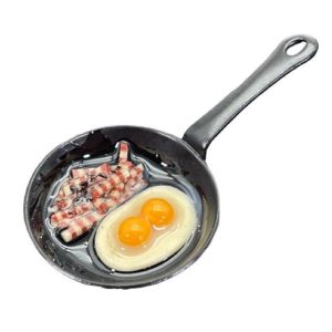 Poêle à frire avec bacon et œufs