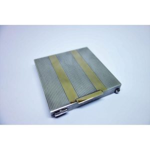 Poudrier argent, bicolore.
