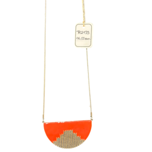Collier design moderne argenté et rouge