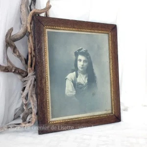 Ancien cadre avec superbe photo jeune fille au noeud