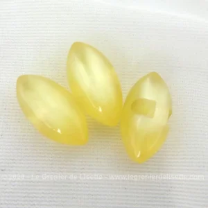 Lot de 3 petits boutons ovoïdes jaune paille irisé