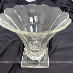 Vase en verre forme corolle sur socle carré